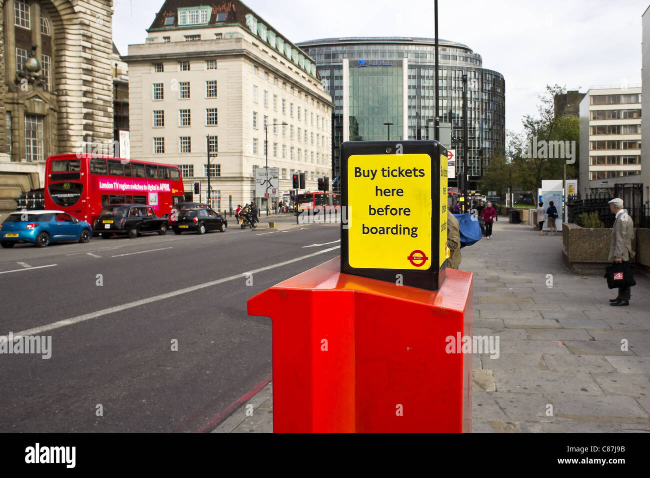 Biglietto Bus macchina automatica a Londra Foto Stock