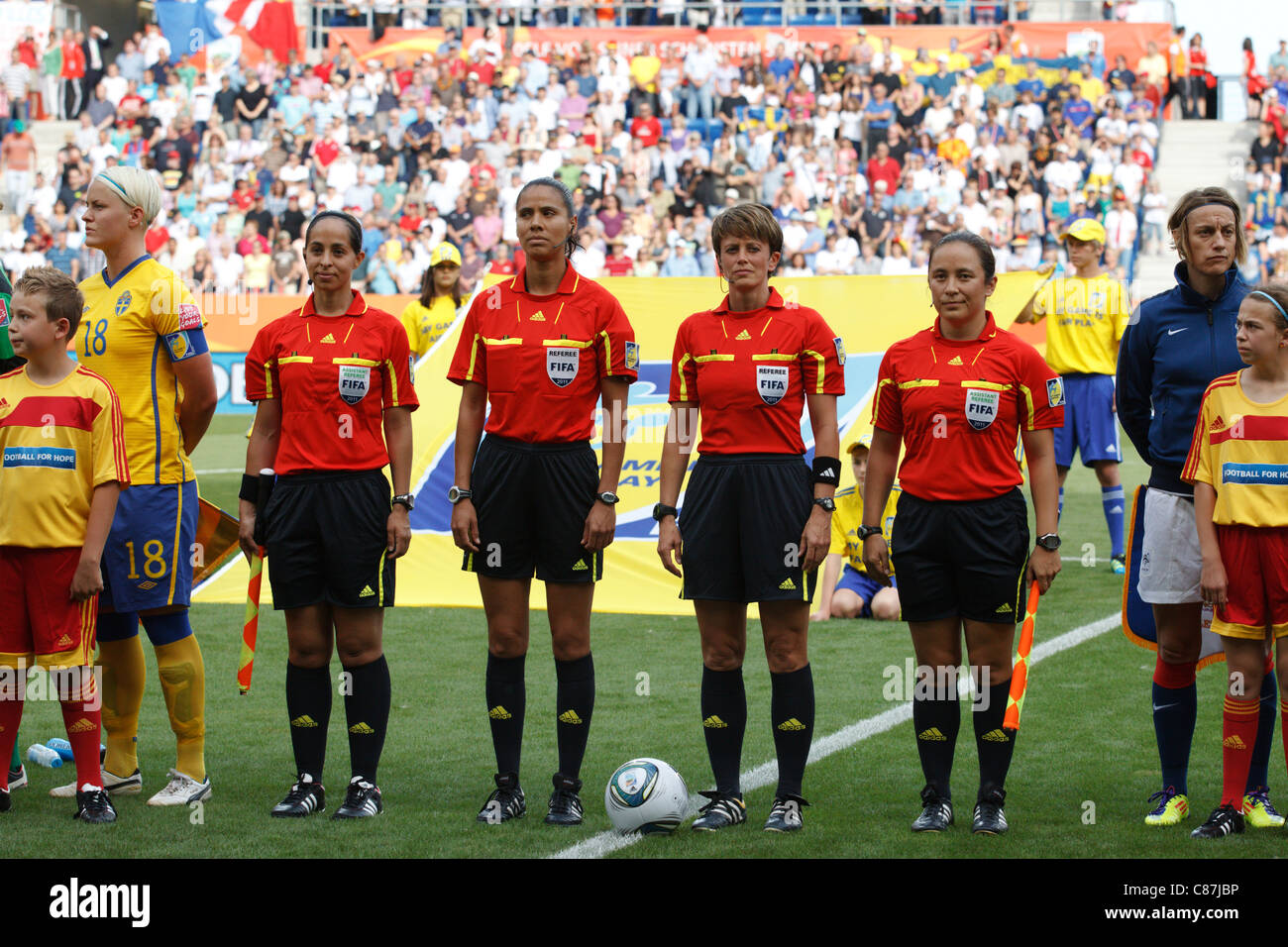 La FIFA officiating linee team durante le presentazioni del team prima del 2011 Coppa del Mondo Donne terzo posto partita di calcio. Foto Stock