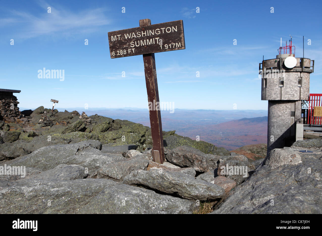 Un segno sul vertice della Nuova Inghilterra del picco più alto di Washington Mt nel White Mountain National Forest, New Hampshire Foto Stock