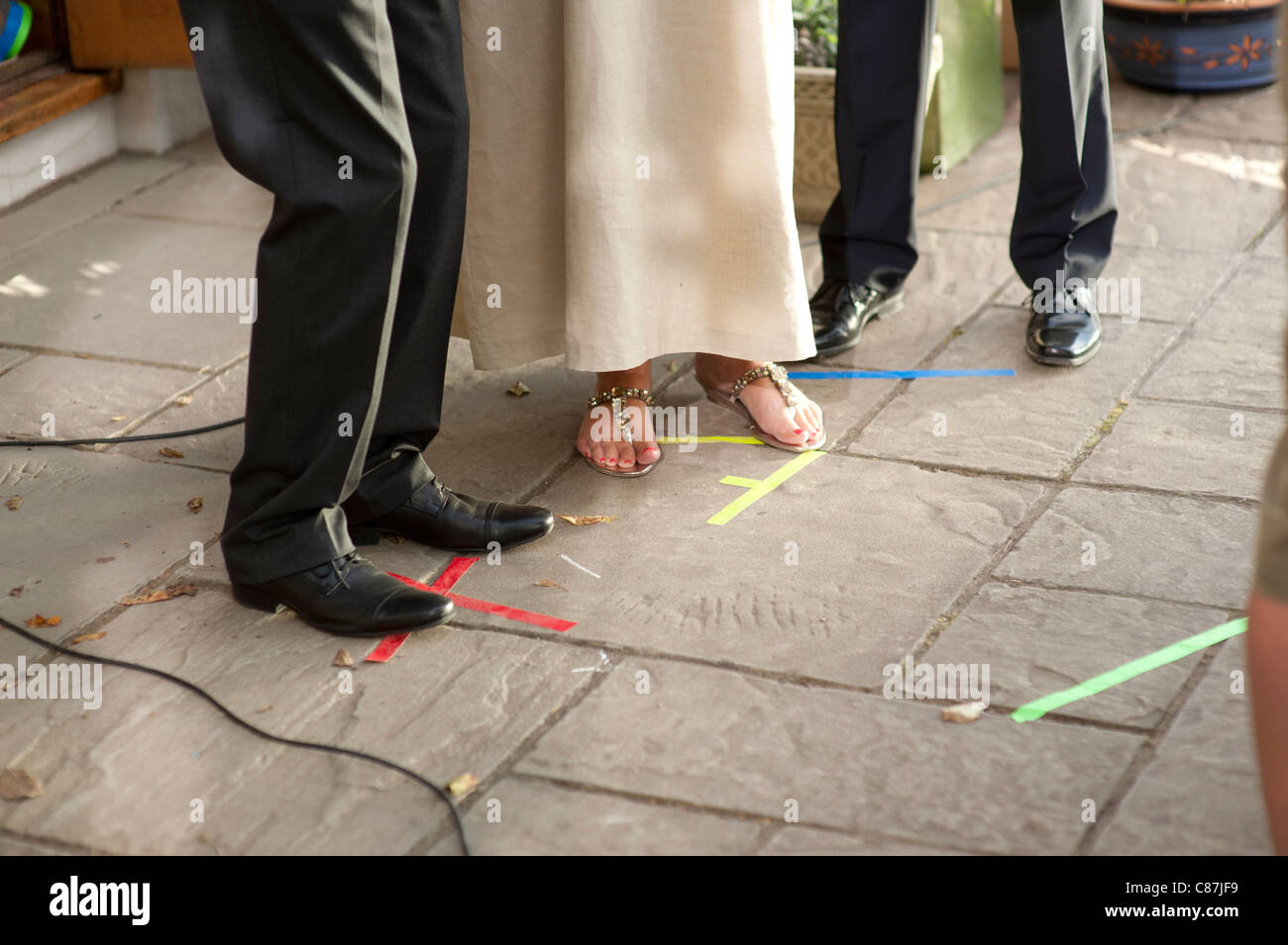 I piedi di attori in piedi sul loro segni di nastro lavorando sul luogo di registrazione di una televisione serie di dramma, REGNO UNITO Foto Stock