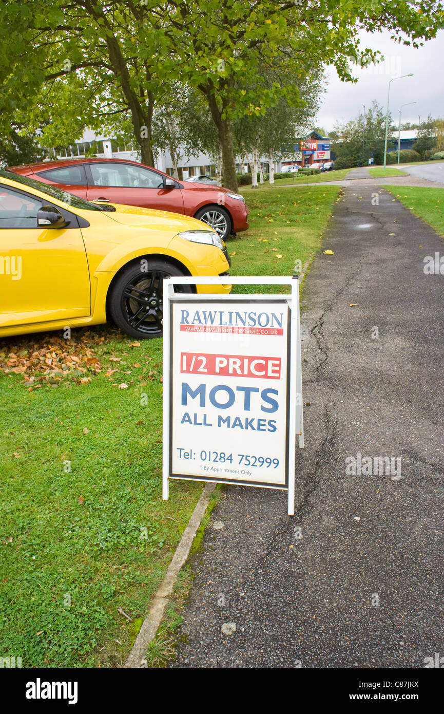 Un piccolo garage indipendente nel Regno Unito offre metà prezzo MOTs nel mese di ottobre 2011 Foto Stock