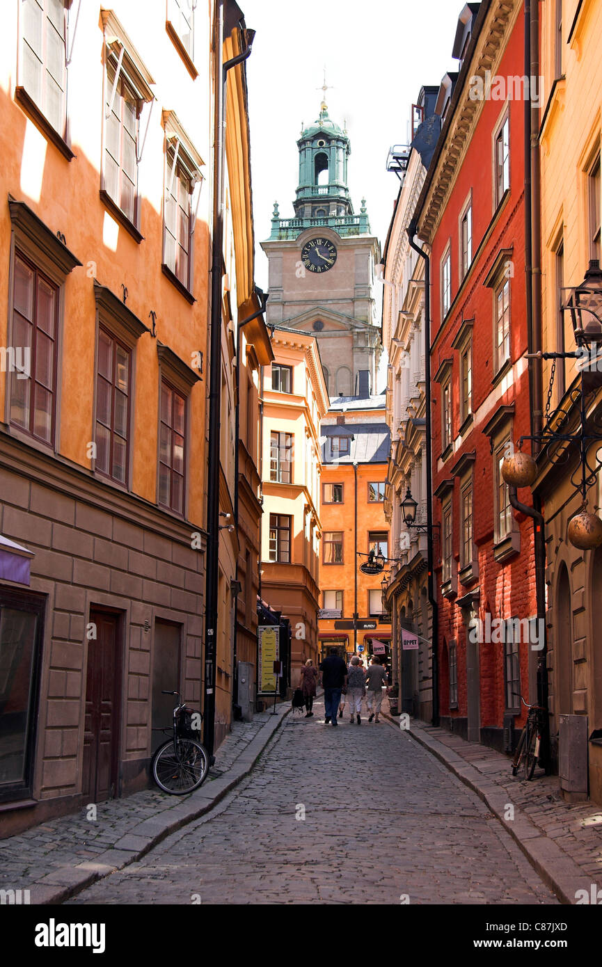Via medievale di Gamla stan, con Storkyrkan, in background, Citta Vecchia, Stoccolma Svezia Foto Stock