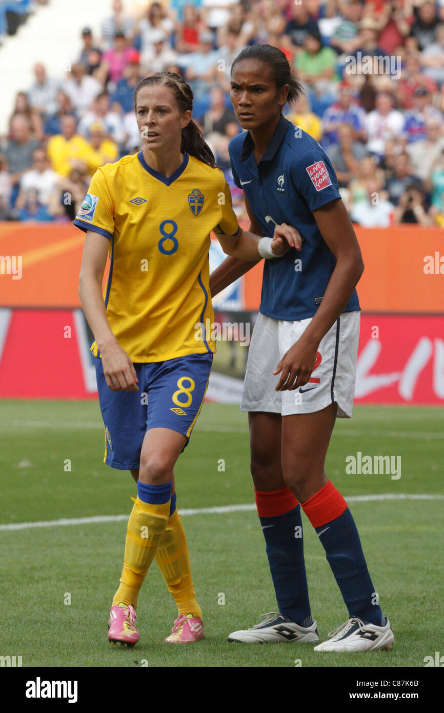 SINSHEIM, GERMANIA - 16 LUGLIO: Lotta Schelin di Svezia (L) e Wendie Renard di Francia (R) aspettano un calcio d'angolo durante la partita del terzo posto della Coppa del mondo femminile 2011 alla Rhein Neckar Arena il 16 luglio 2011 a Sinsheim, Germania. Solo per uso editoriale. Uso commerciale vietato. (Fotografia di Jonathan Paul Larsen / Diadem Images) Foto Stock