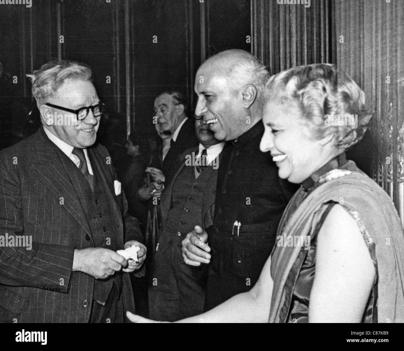 HERBERT Morrison (1888-1965) UK Vice Primo Ministro a sinistra con il Primo Ministro indiano Nehru e sua sorella Vijaya circa 1945 Foto Stock