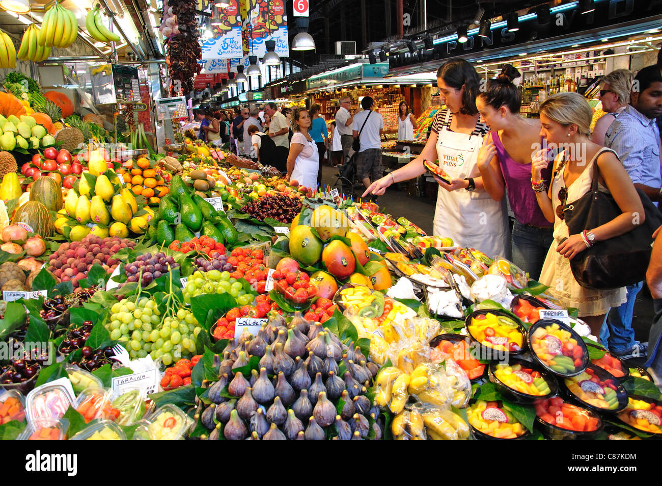 Bancarelle di frutta nel Mercat de la Boqueria, La Rambla, Ciutat Vella distretto, Barcellona, provincia di Barcelona, Catalogna, Spagna Foto Stock