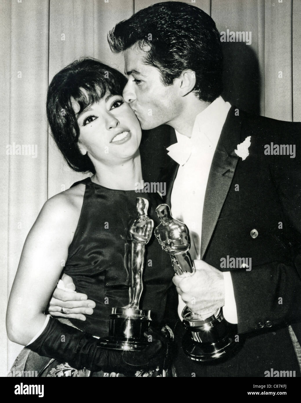 GEORGE CHAKIRIS e Rita Moreno con loro "West Side Story' Oscar al 1961 Academy Awards Foto Stock