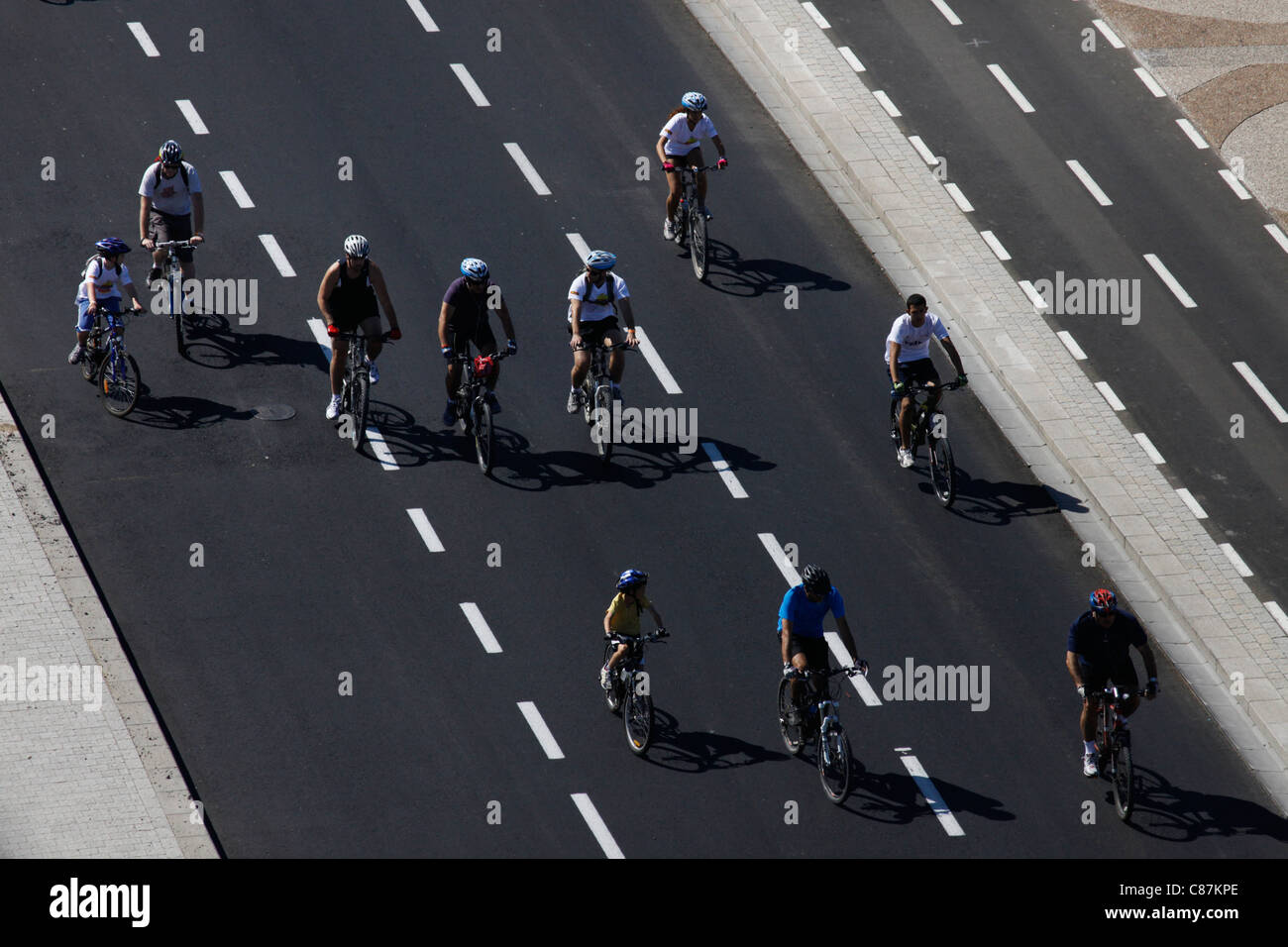 Persone a cavallo la loro bicicletta su una carreggiata stradale durante il ciclismo urbano manifestazione di Tel Aviv, Israele Foto Stock