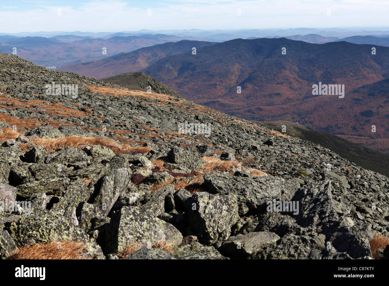 Caduta delle Foglie nella gamma presidenziale del White Mountain National Forest dalle piste su Mt. Washington, New Hampshire Foto Stock