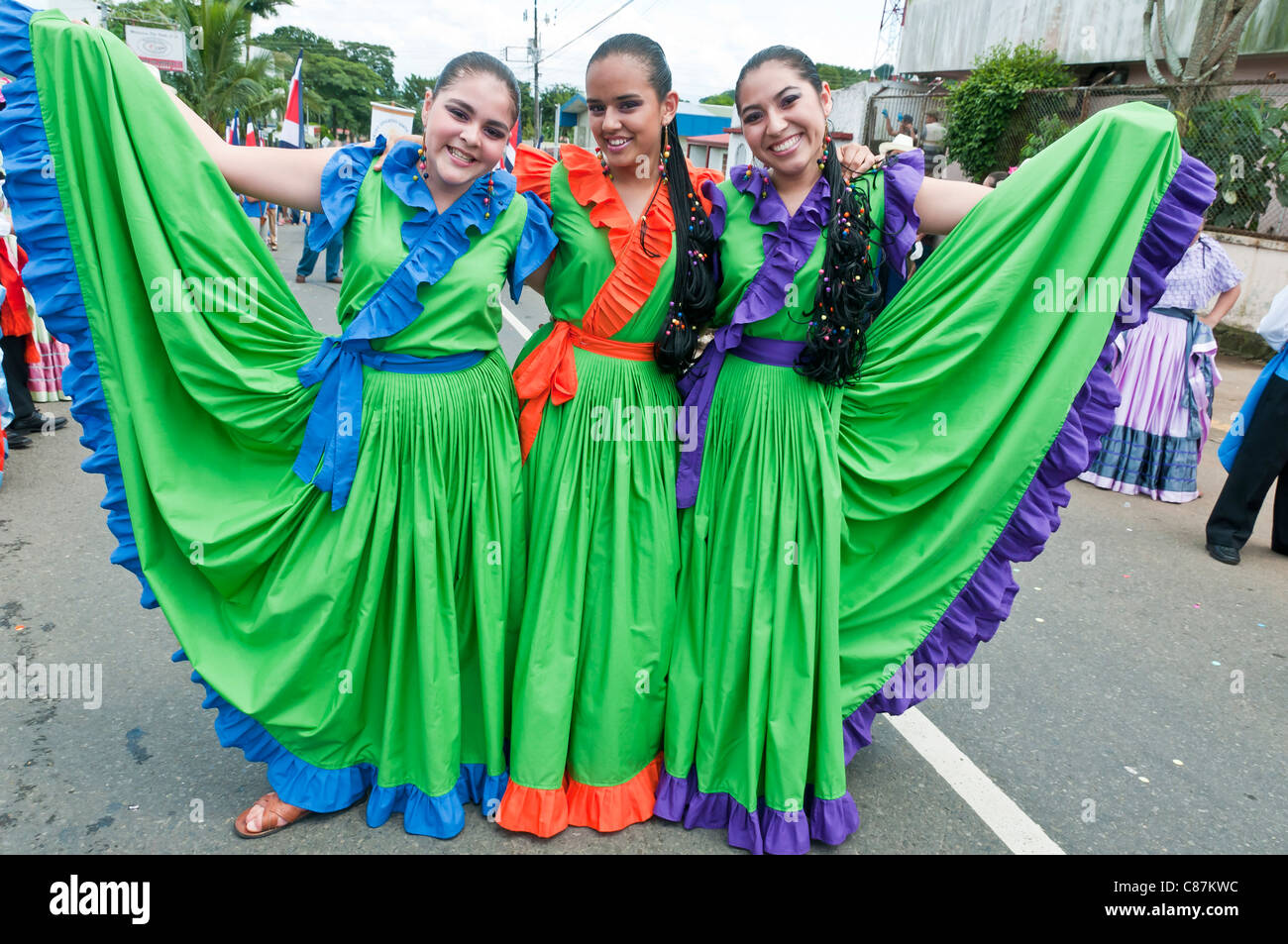Costa Rican ragazze in abiti tradizionali il giorno di indipendenza la Valle Centrale Costa Rica Foto Stock