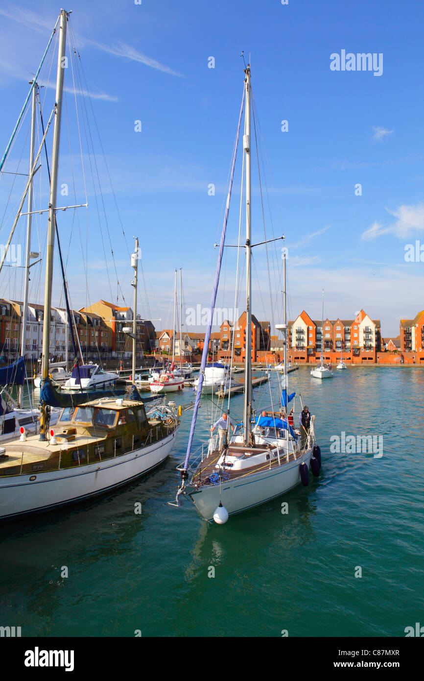 Yacht lasciando Porto sovrano Eastbourne Regno Unito GB Foto Stock