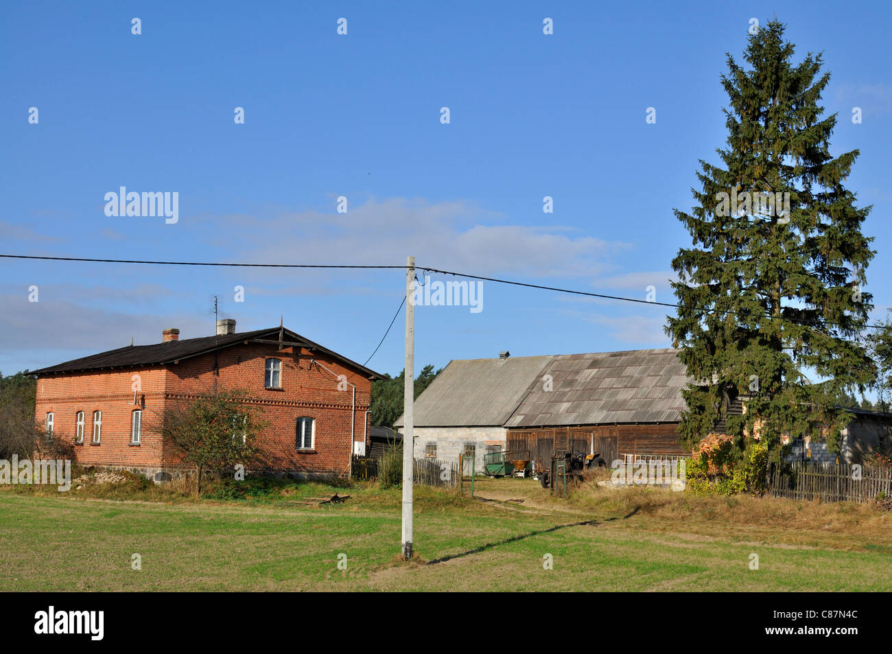 Fattoria rurale con annesso in Polonia, la Masuria regione Foto Stock Fattoria rurale con annesso in Polonia, la Masuria regione Foto Stock