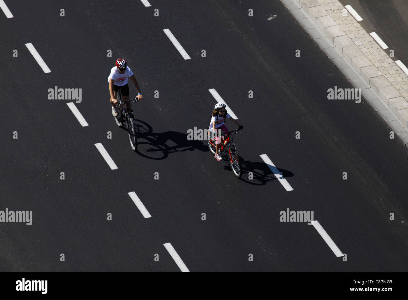 Persone a cavallo la loro bicicletta su una carreggiata stradale durante il ciclismo urbano manifestazione di Tel Aviv, Israele Foto Stock