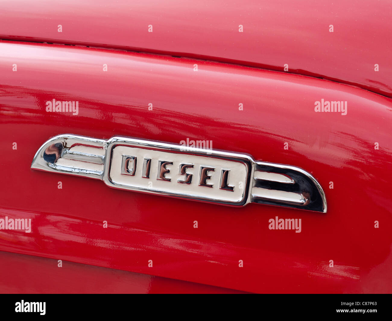 Vicino sul retro badge Diesel su un classico vintage rosso consegna van Foto Stock