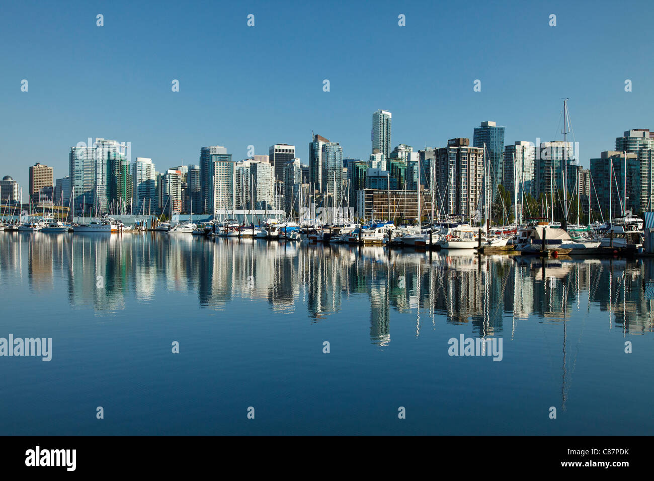 Lo skyline di Vancouver e molo riflessione di Coal Harbour Foto Stock