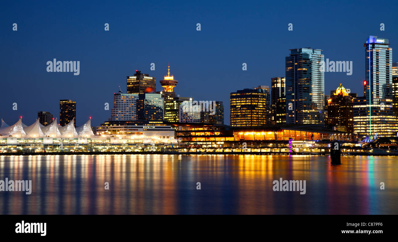 Lo skyline di Vancouver con Centennial Pavilion riflette in Coal Harbour(harbour) Foto Stock