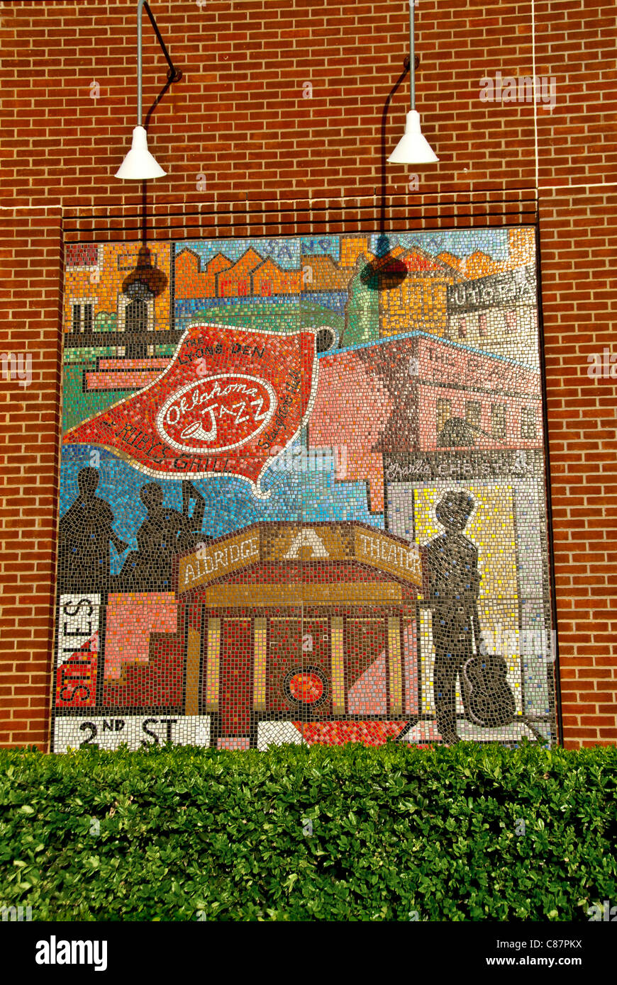 "La storia di Bricktown' murali a mosaico di Susan Morrison, sulla facciata della AT&T Bricktown Ballpark, Oklahoma City, Oklahoma, Stati Uniti d'America Foto Stock