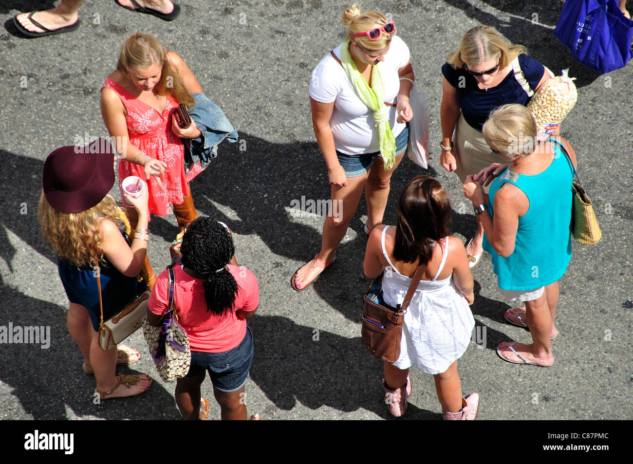 Il gruppo di donne amanti dello shopping nel centro di Idaho Street durante il Mercato del sabato, Downtown Boise Foto Stock