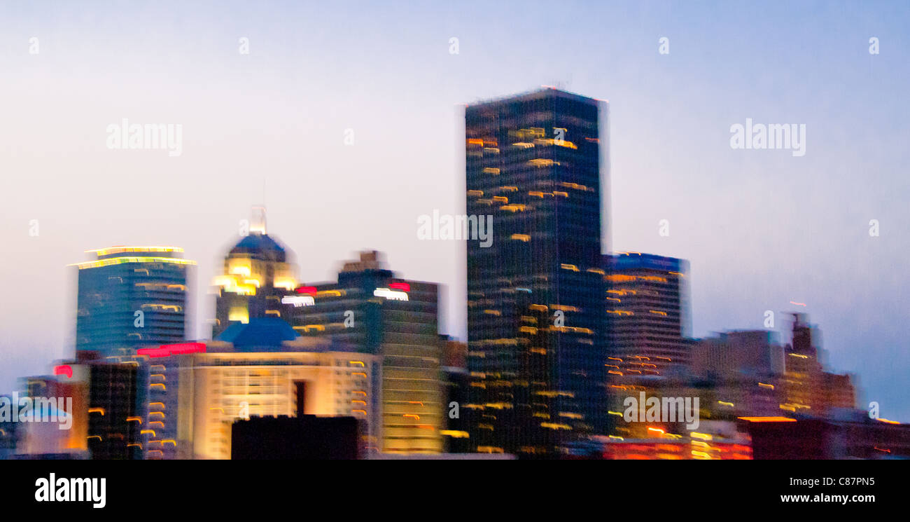 Centro città skyline della città di Oklahoma, Oklahoma, Stati Uniti d'America, movimento sfocato Foto Stock