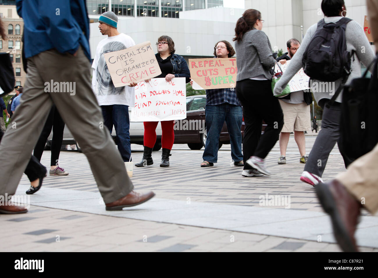 Occupare Boston dimostranti protestano nel centro cittadino di Boston, Massachusetts, come testa di pendolari home. Foto Stock