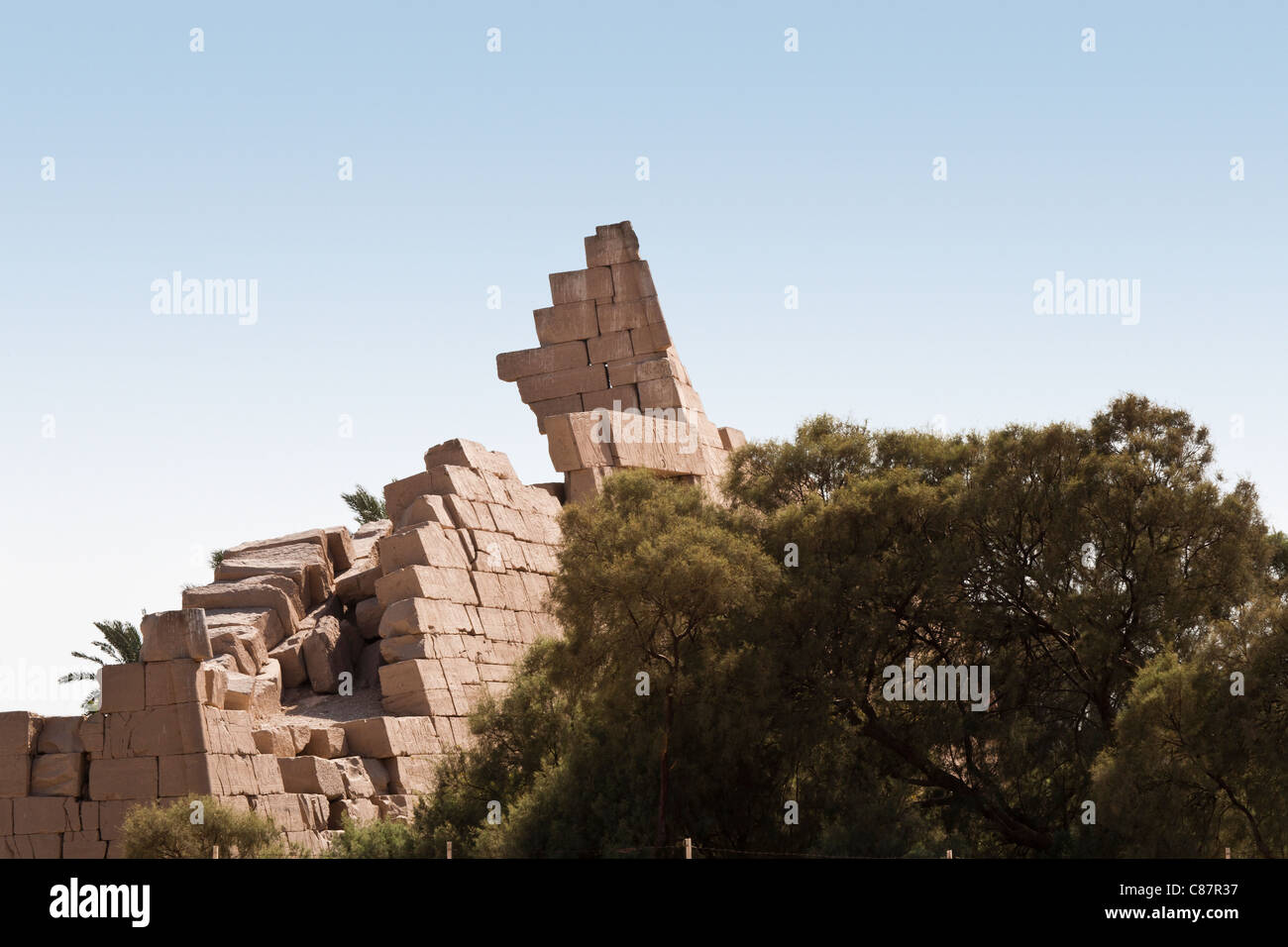 Il primo pilone al Ramesseum, Tempio mortuario di Ramesse II sulla riva occidentale del Nilo a Luxor, Egitto Foto Stock