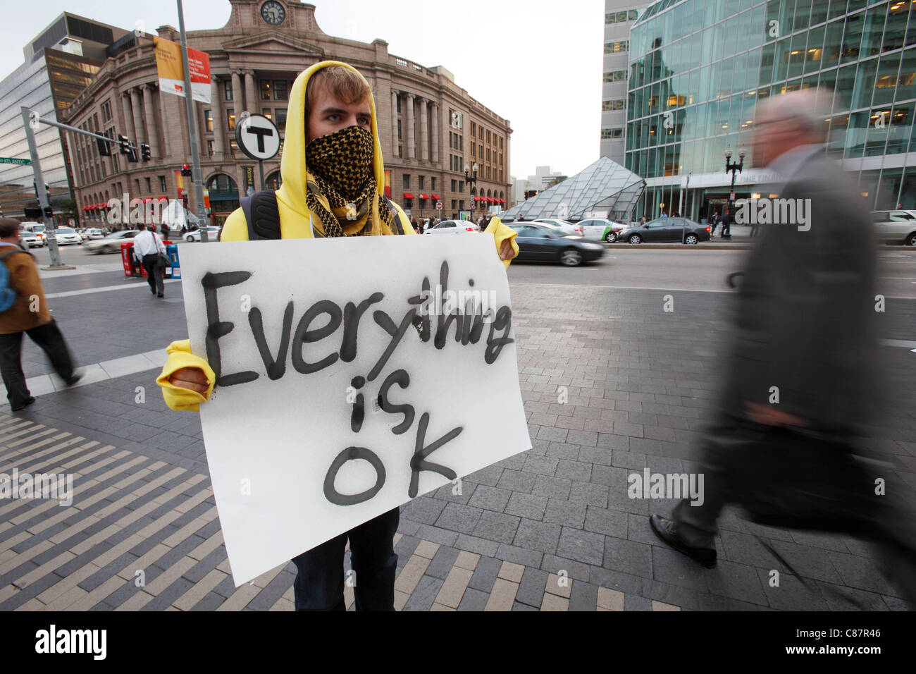 Occupare un dimostratore di Boston proteste davanti la Stazione Sud nel centro cittadino di Boston, Massachusetts Foto Stock