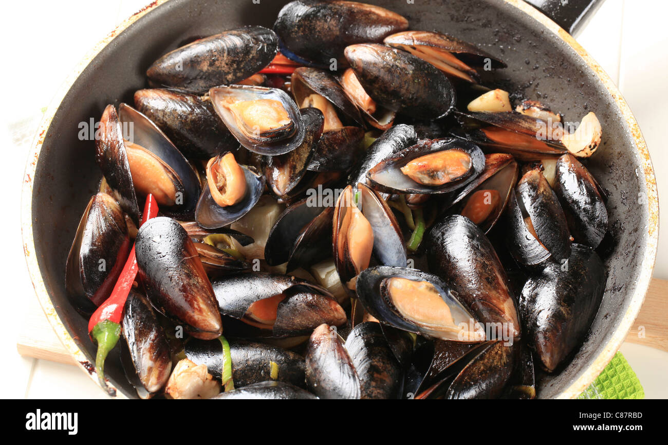 Le cozze al vapore in una padella - dettaglio Foto Stock