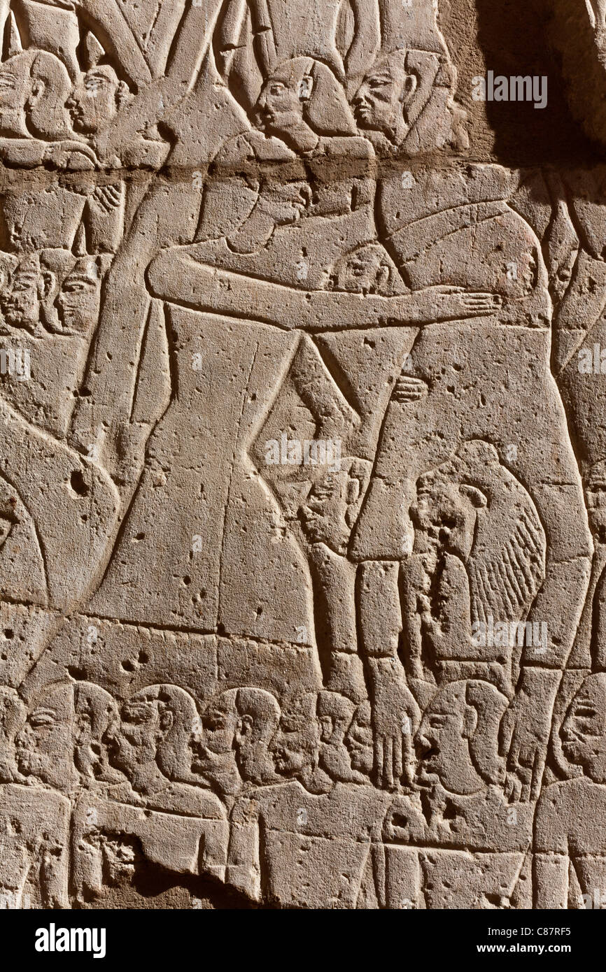 Lavoro di soccorso che mostra annegamento uomo rinato dopo la caduta nel fiume Oronte visto presso il Ramesseum, Luxor Egitto Foto Stock