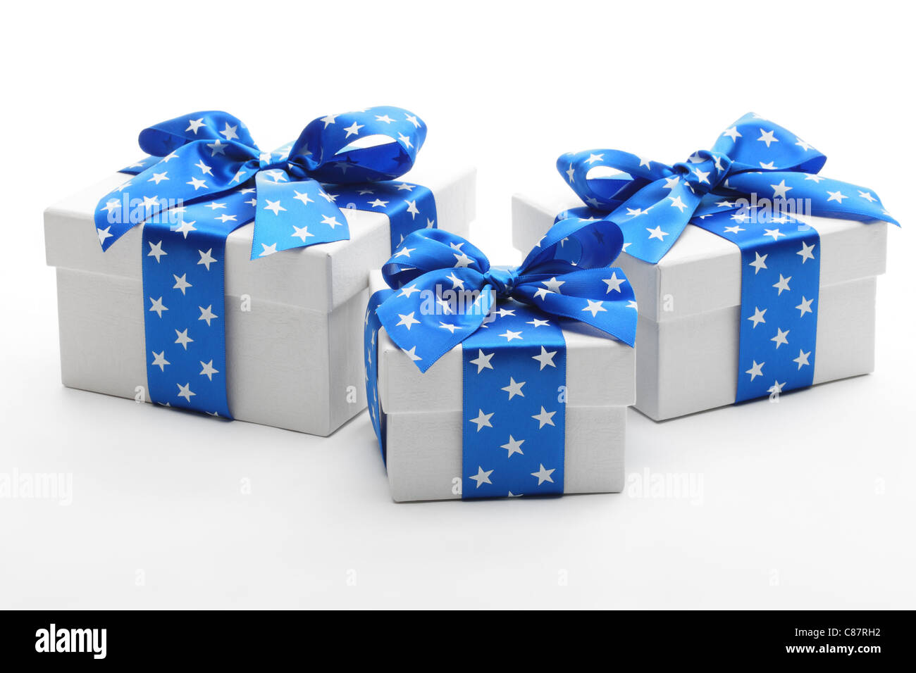 Bianco scatole regalo con nastro blu. Foto Stock