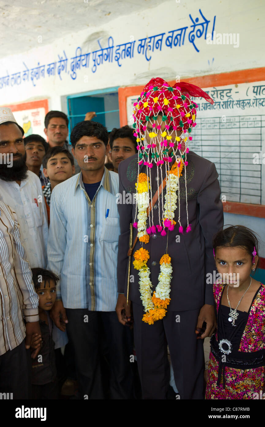 Sposo indossando il tradizionale copricapo indiano al matrimonio nel villaggio di Rohet nel Rajasthan, India settentrionale Foto Stock