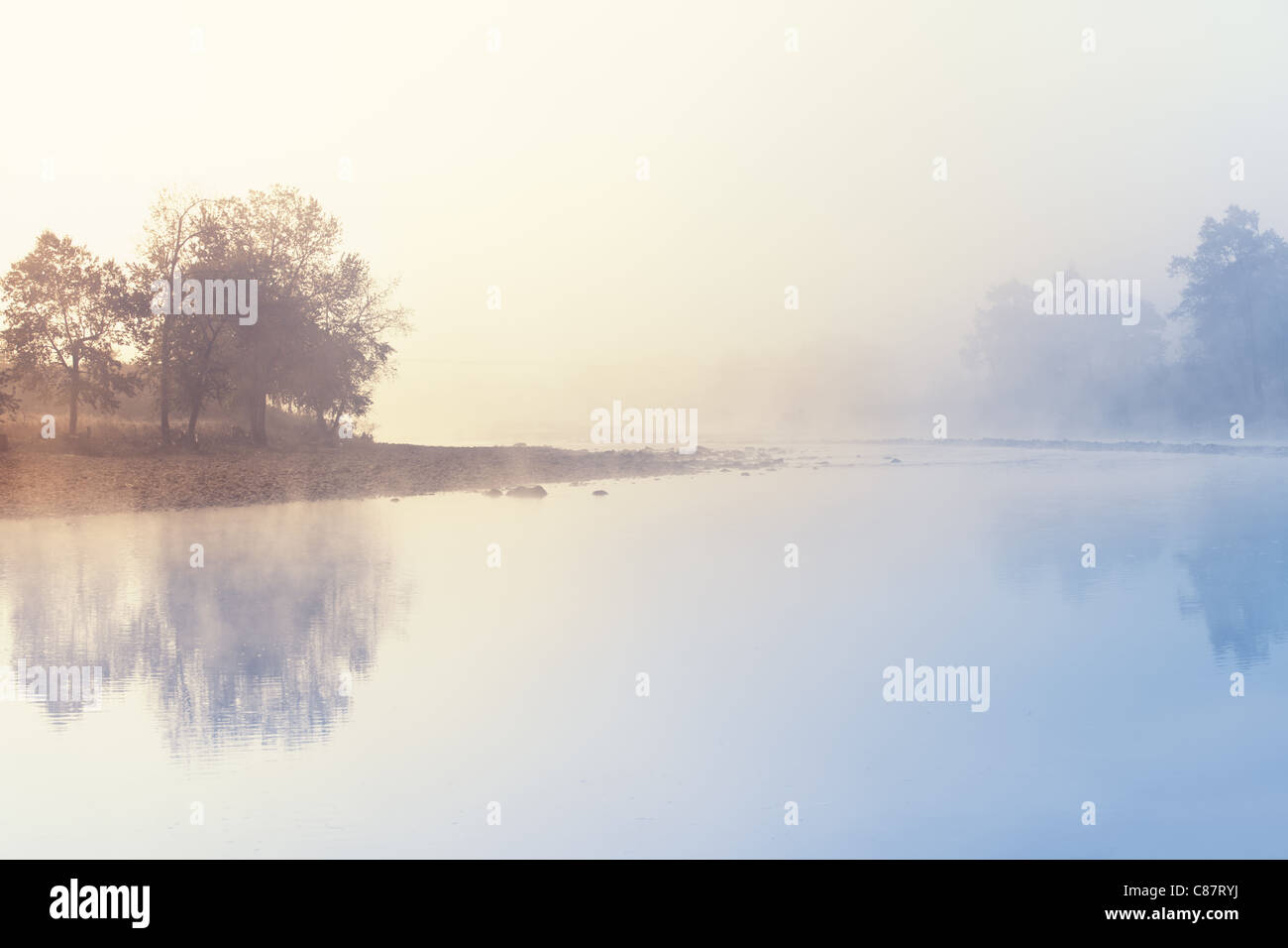 Foschia mattutina sul fiume. Foto Stock