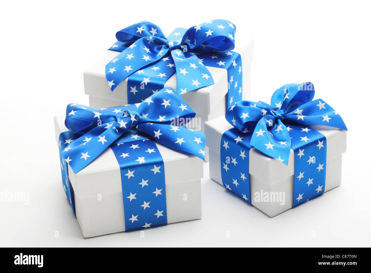 Bianco scatole regalo con nastro blu. Foto Stock Bianco scatole regalo con nastro blu. Foto Stock