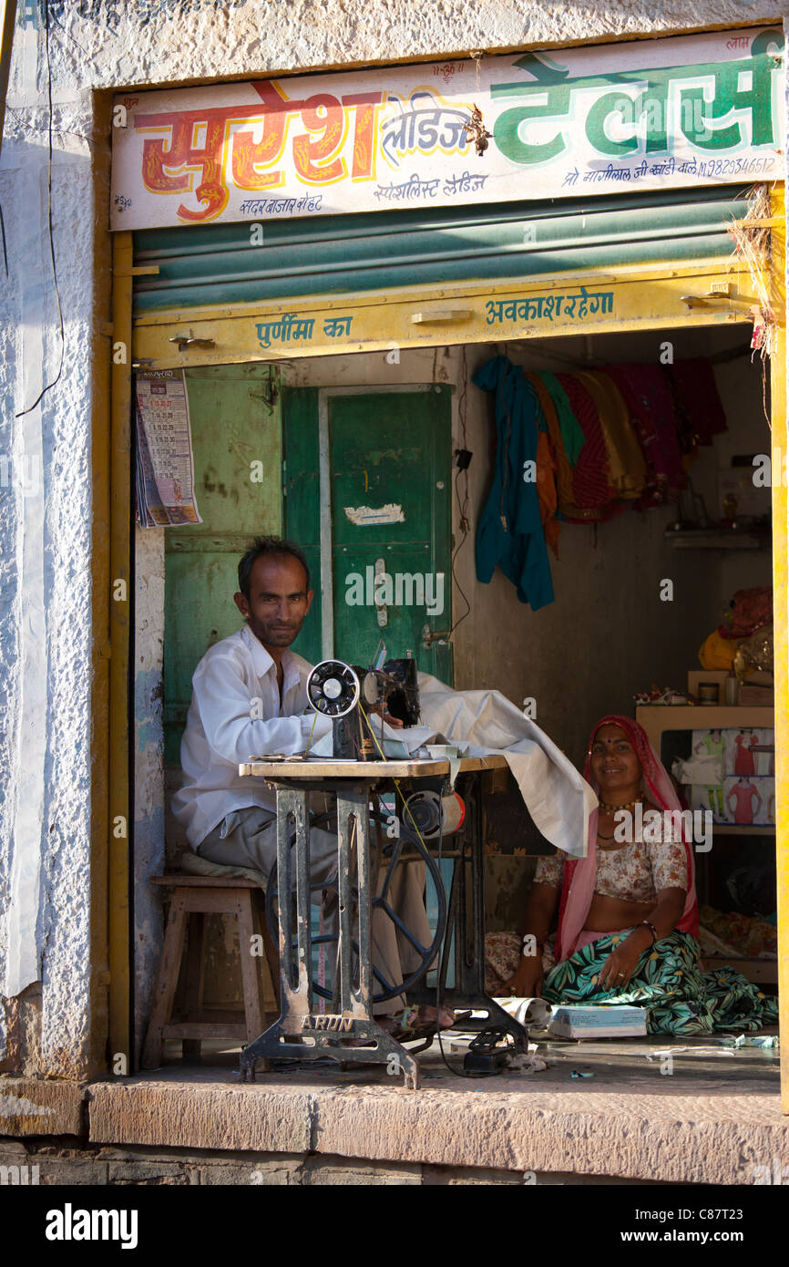 Indian l uomo e la moglie di tessuto da cucire nel villaggio di Rohet nel Rajasthan, India settentrionale Foto Stock