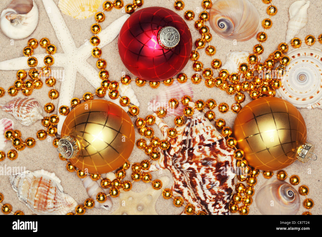 Le palle di Natale,conchiglie e perline sulle sabbie,Closeup. Foto Stock