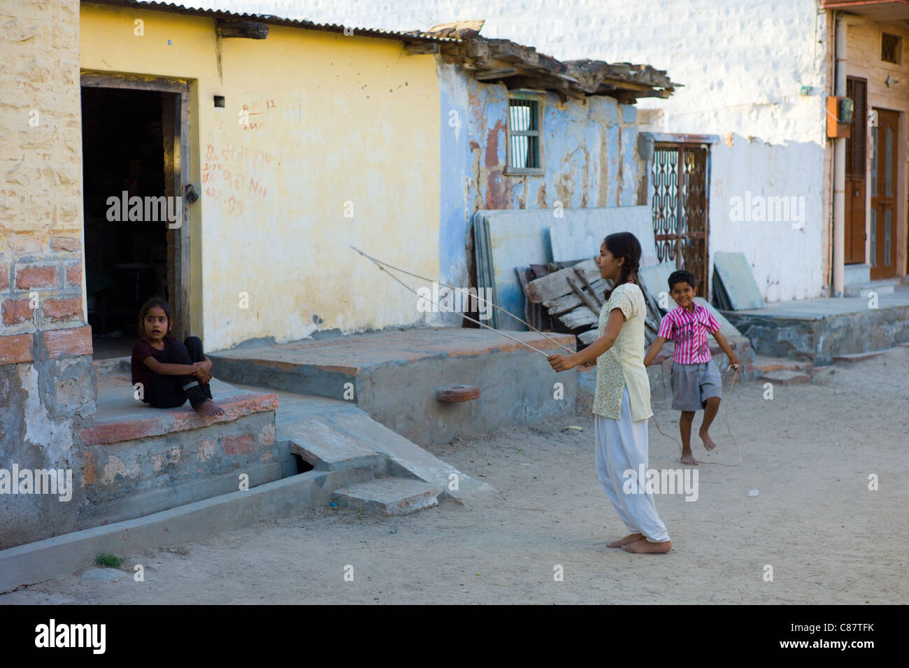 I bambini che giocano nel villaggio di Rohet nel Rajasthan, India settentrionale Foto Stock