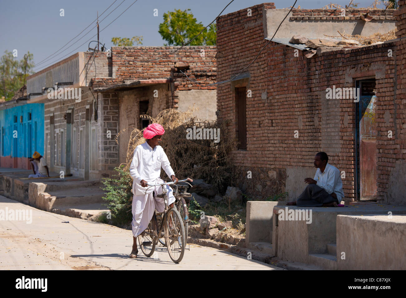 Indian uomini chat a Jawali villaggio in Rajasthan, India settentrionale Foto Stock