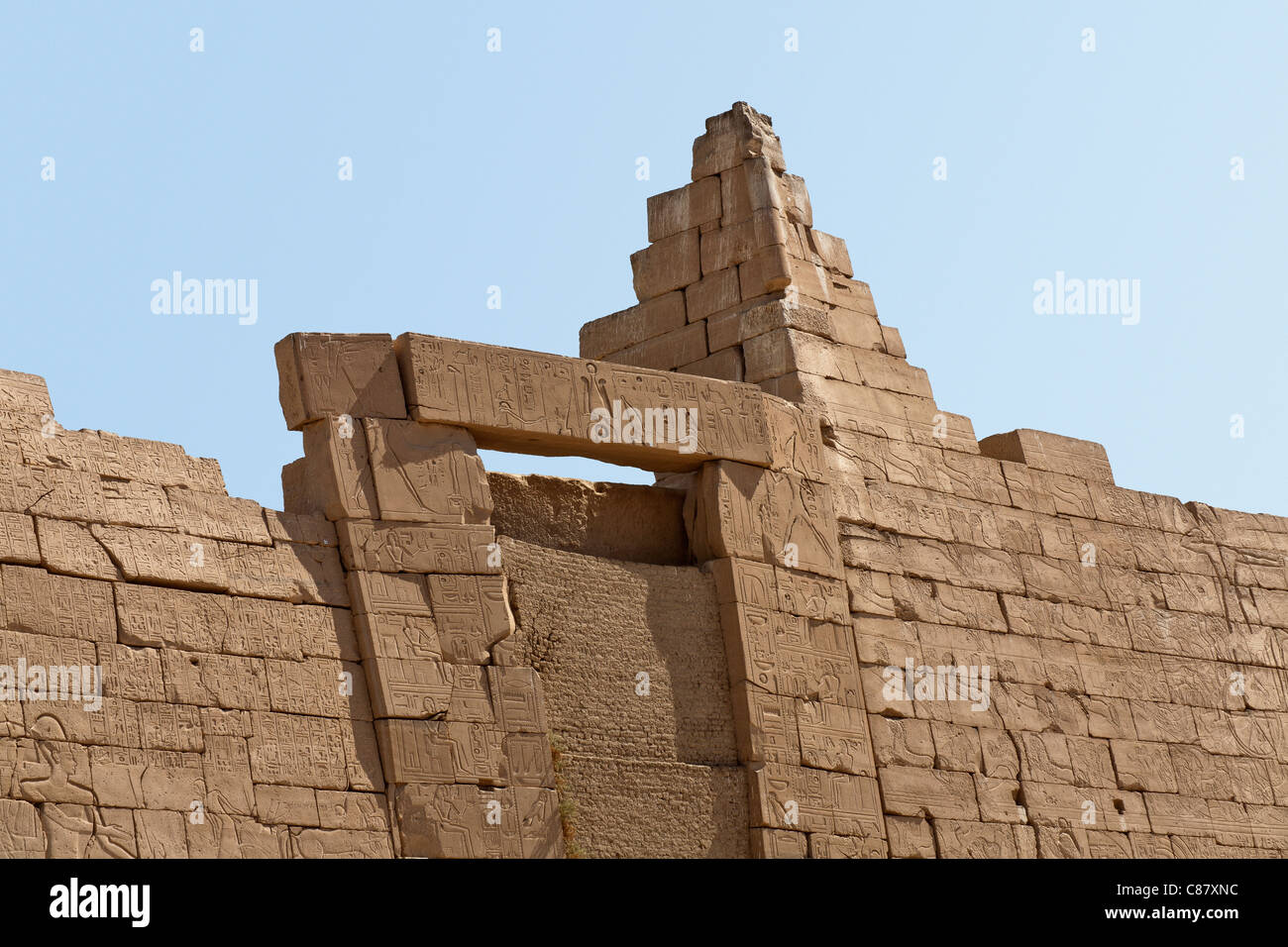 Il primo pilone al Ramesseum, Tempio mortuario di Ramesse II sulla riva occidentale del Nilo a Luxor, Egitto Foto Stock