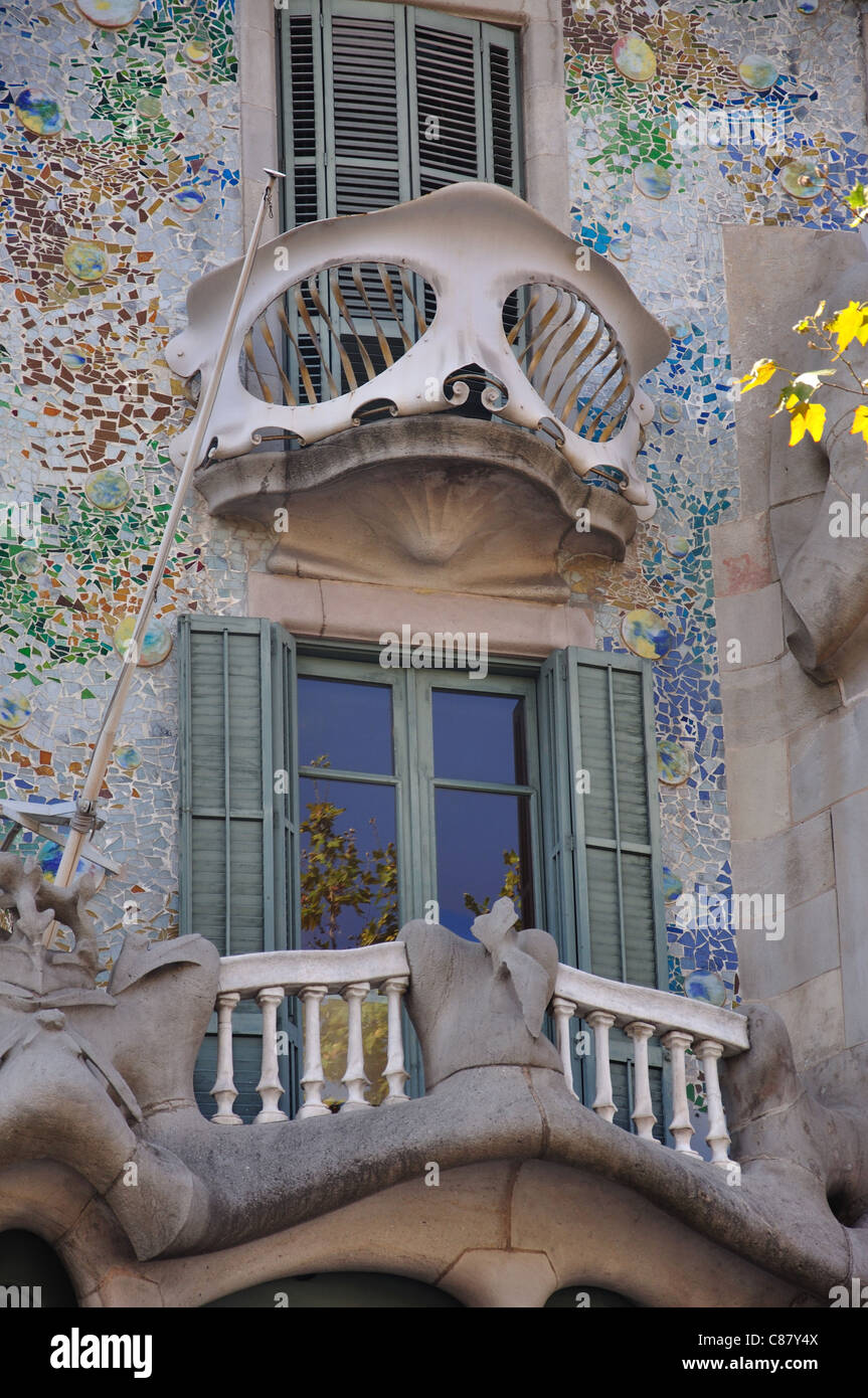 La facciata anteriore di balconi di Casa Batlló, Passeig de Gràcia, Barcellona, provincia di Barcelona, Catalogna, Spagna Foto Stock