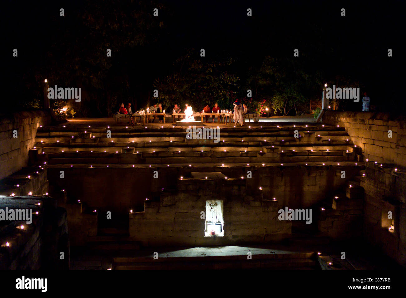 Gli ospiti a cena a lume di candela presso il Stepwell, Rawla Narlai hotel in Rajasthan, India Foto Stock