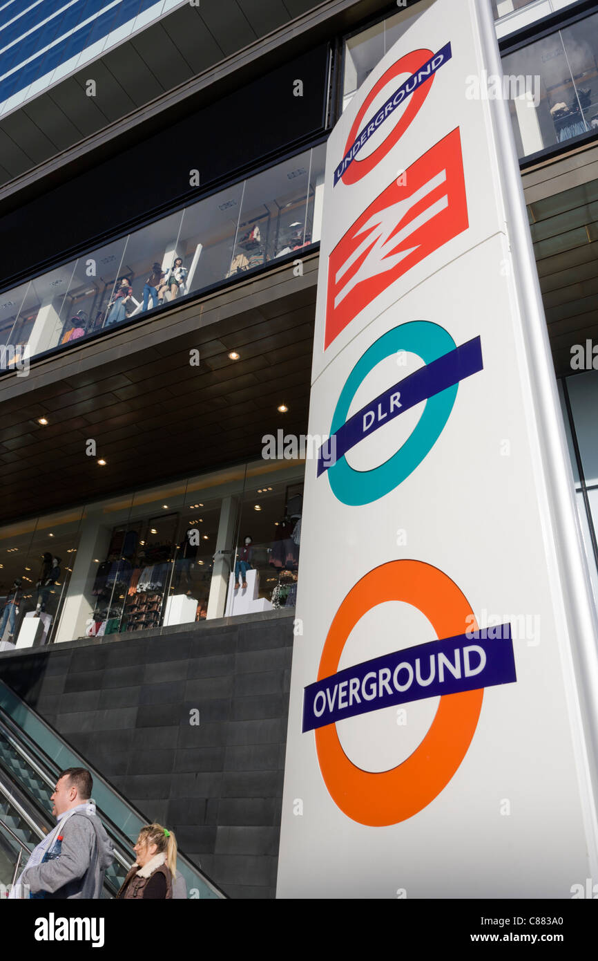 Trasporti di Londra del logo sul pilastro al Westfield Shopping Centre in Stratford, sede delle Olimpiadi del 2012. Foto Stock