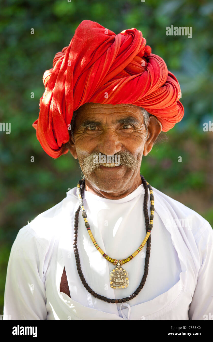 Uomo indiano con il tradizionale turbante di Rajasthani in Narlai village nel Rajasthan, India settentrionale Foto Stock