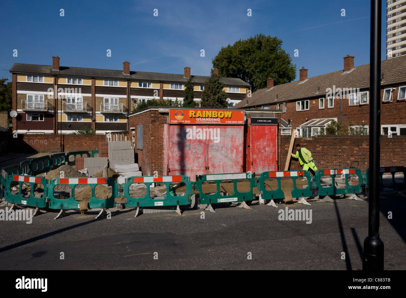 Il lavoro sul marciapiede e il vecchio negozio di angolo in alloggiamento di Stratford Station wagon, adiacente al 2012 Sito olimpico im est di Londra. Foto Stock