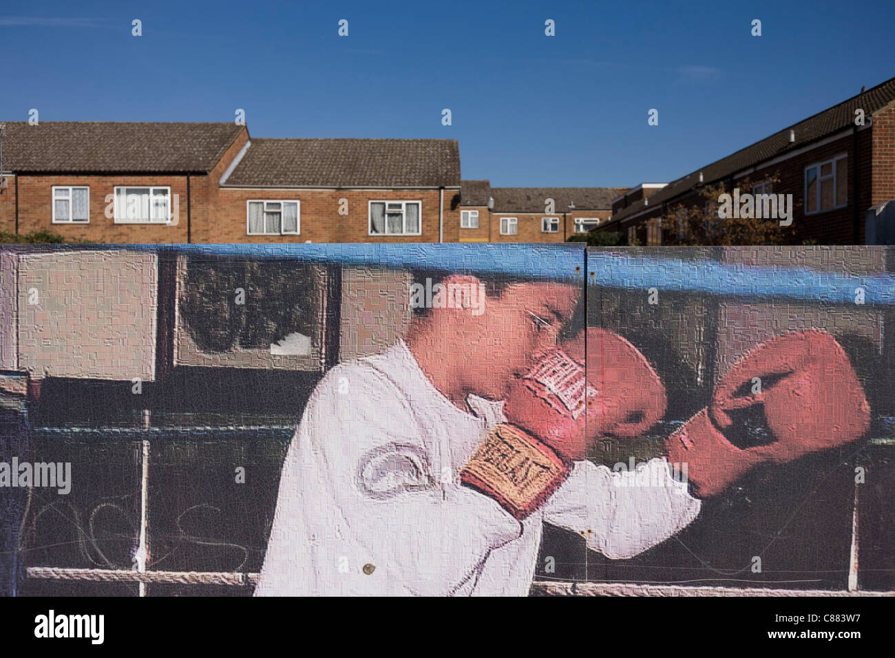 Allo sbiadimento aspirazioni poster bambini locali godendo gli sport in complesso residenziale di fronte 2012 Sito olimpico, Stratford Foto Stock