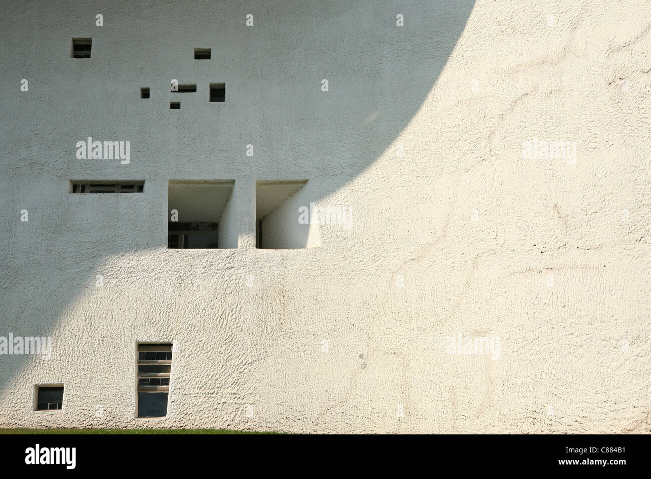 Windows della cappella di Notre Dame du Haut dall'architetto Le Corbusier a rochamp, Francia. Foto Stock