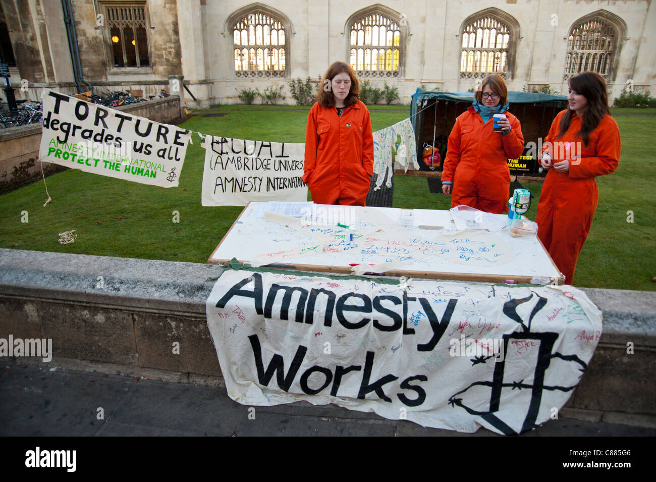 Università di Cambridge gli studenti che manifestavano per la liberazione dei prigionieri di Guantanamo Bay esterno il Kings College di Cambridge. Foto Stock
