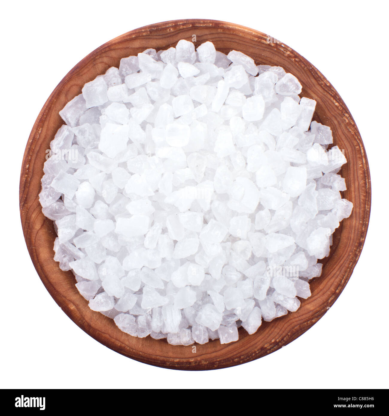 Ciotola di legno piena di sale marino su sfondo bianco Foto Stock