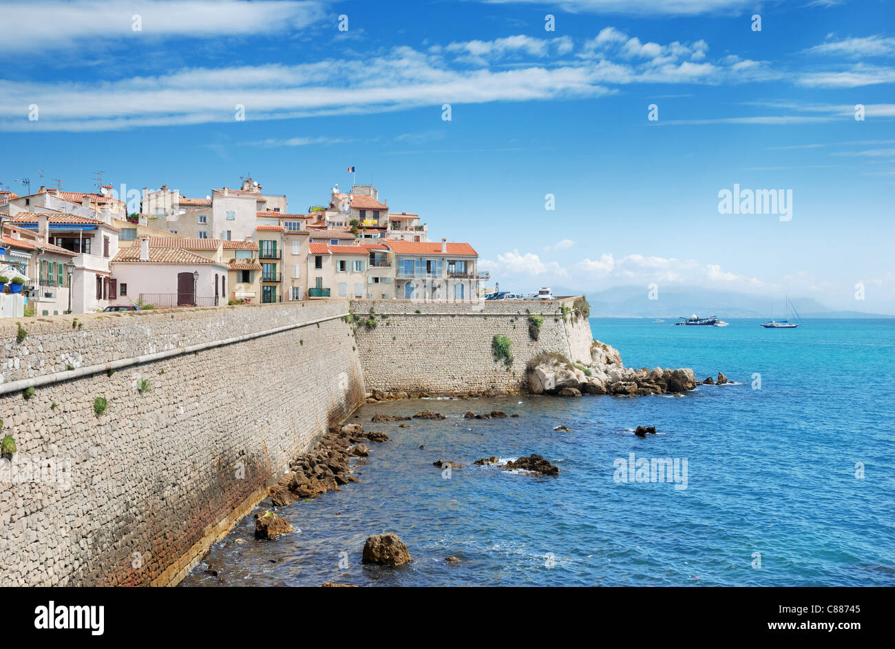 Mar Ligure e parete costiere di Antibes, in Francia. Foto Stock