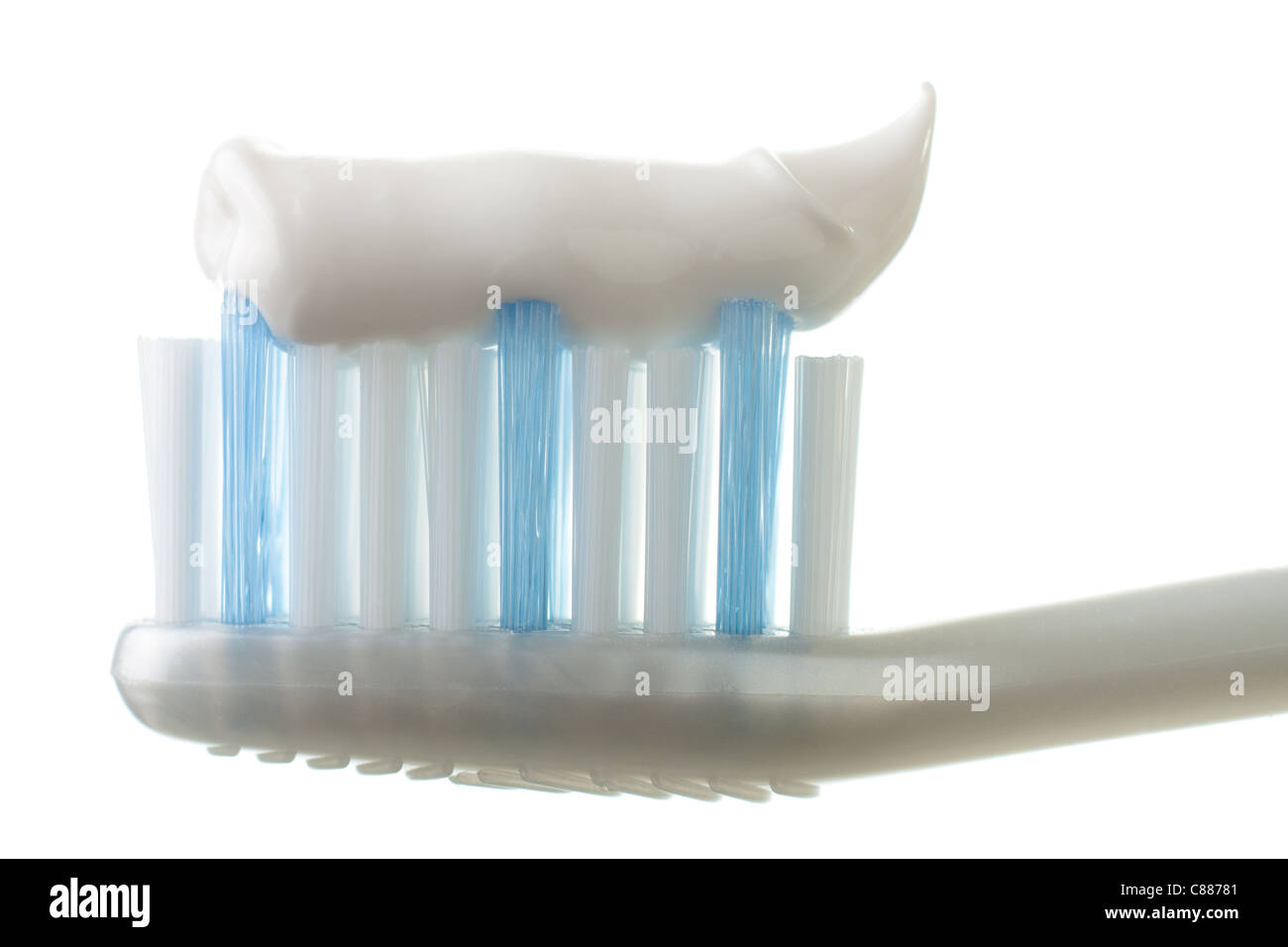 Spazzolino da denti con dentifricio isolato su bianco Foto Stock