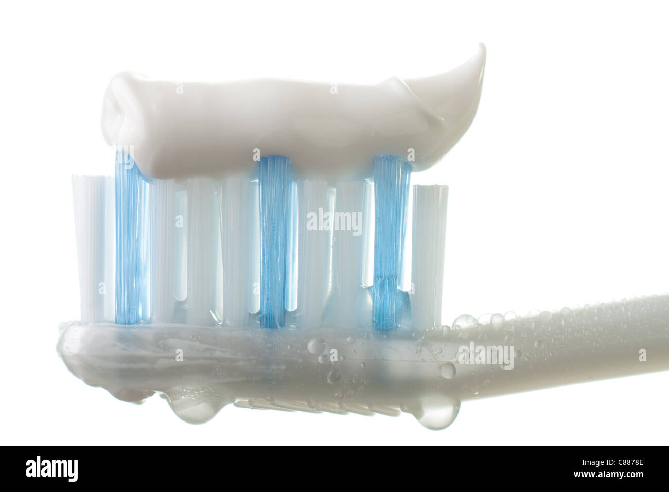 Wet spazzolino da denti con dentifricio isolato su bianco Foto Stock