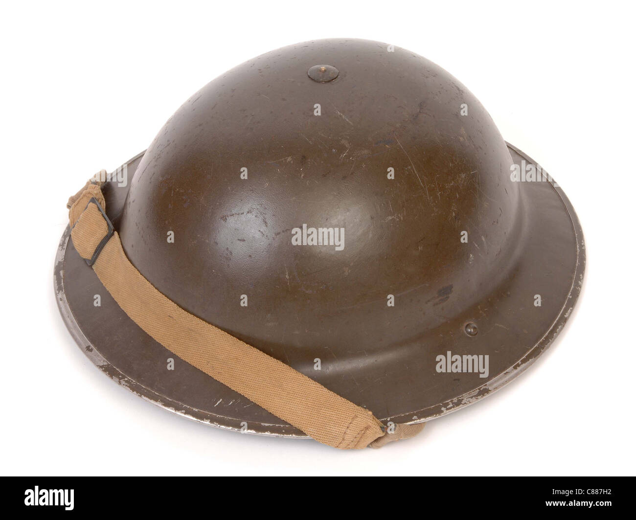 L'onnipresente British WW11 Mk.II acciaio casco utilizzato dai militari e civili di difesa dei servizi. Foto Stock