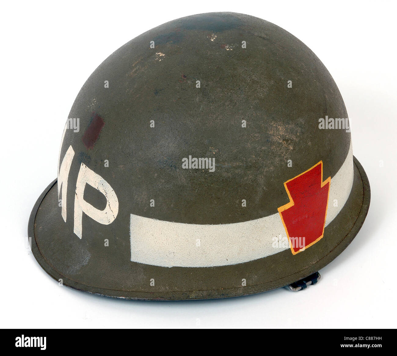 M1 combattere acciaio casco dalla guerra del Vietnam. American polizia militare, ventottesima divisione di fanteria logo a lato. Foto Stock